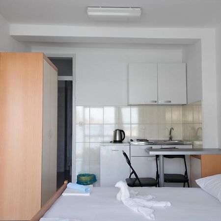 Apartments Ivica - Beachfront 德尔韦尼克 外观 照片