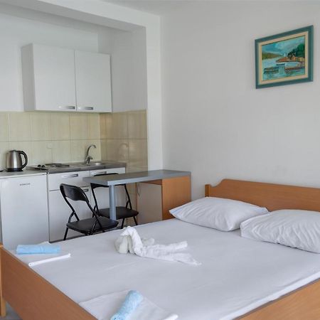 Apartments Ivica - Beachfront 德尔韦尼克 外观 照片