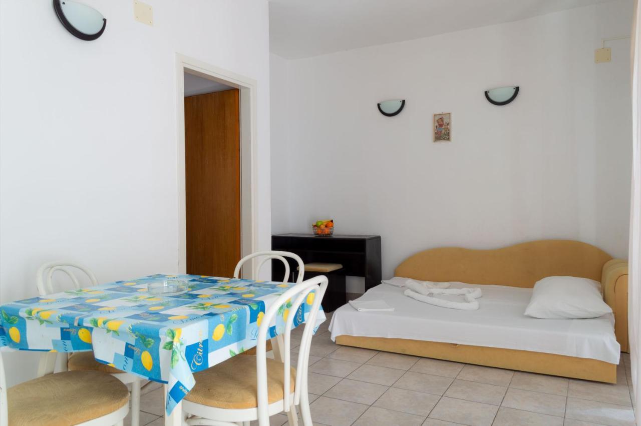 Apartments Ivica - Beachfront 德尔韦尼克 外观 照片