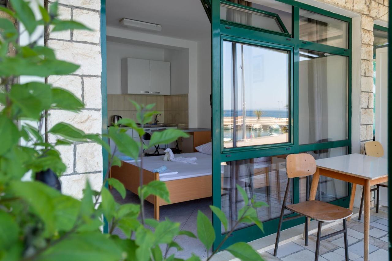 Apartments Ivica - Beachfront 德尔韦尼克 外观 照片