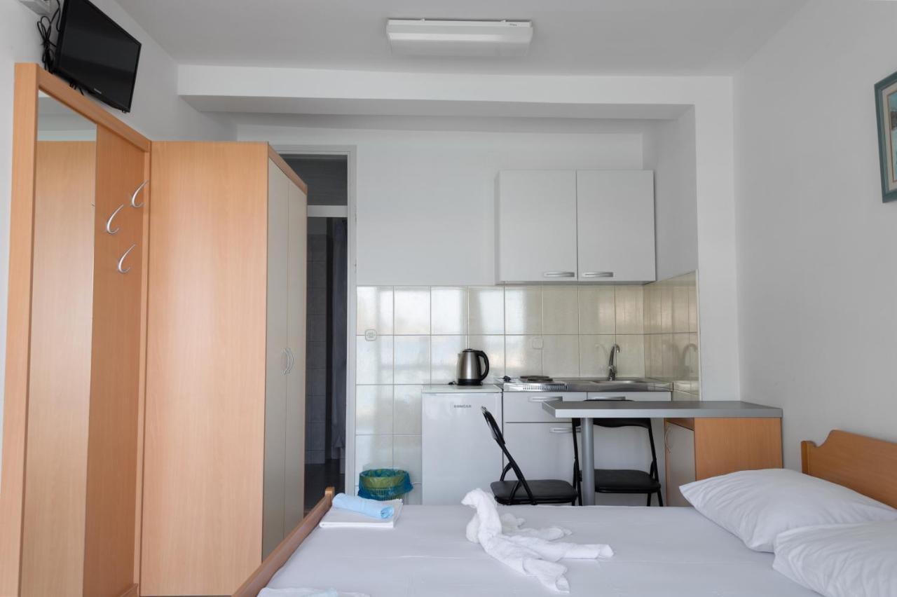 Apartments Ivica - Beachfront 德尔韦尼克 外观 照片