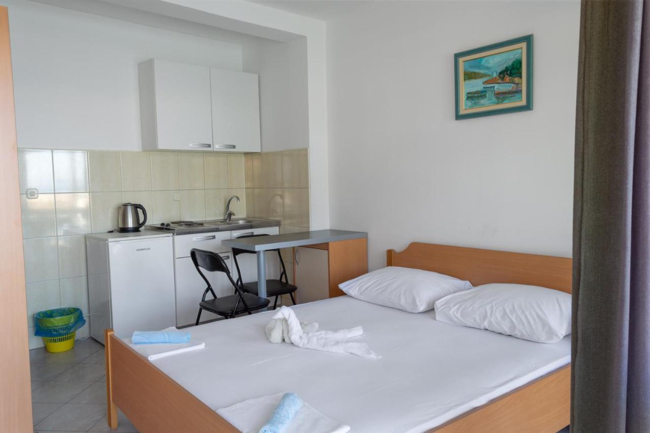 Apartments Ivica - Beachfront 德尔韦尼克 外观 照片